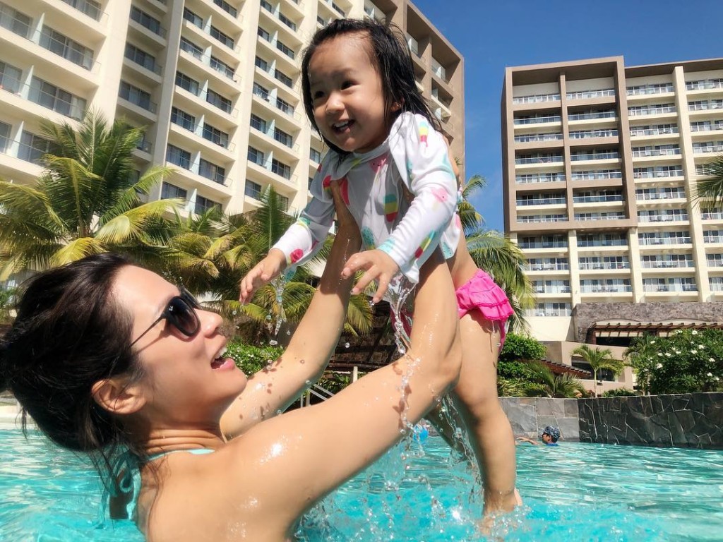張嘉兒的大女劉在芯年幼時模樣趣致。