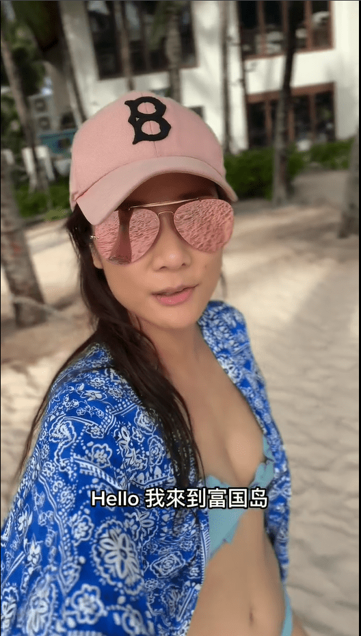 張嘉兒曾穿三點式泳衣,一邊散步一邊介紹當地酒店。