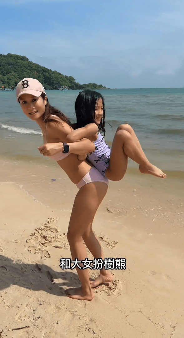 張嘉兒一家到沙灘遊玩。