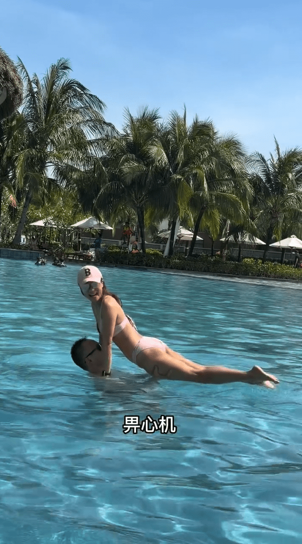 隨後輪到丈夫嘗試將張嘉兒舉起。