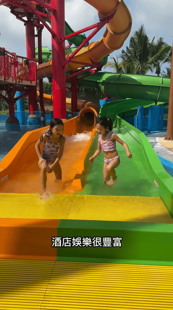 張嘉兒的兩名女兒在泳池玩耍。