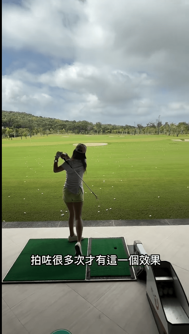 張嘉兒打高爾夫球的姿勢不錯。