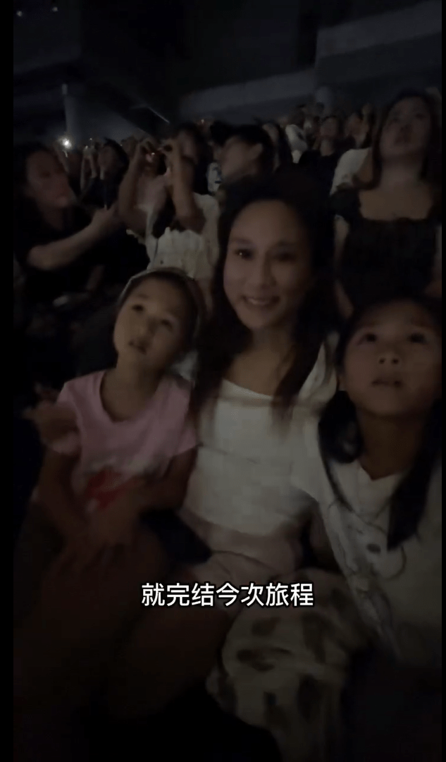 張嘉兒與兩名女兒一同觀看煙花。