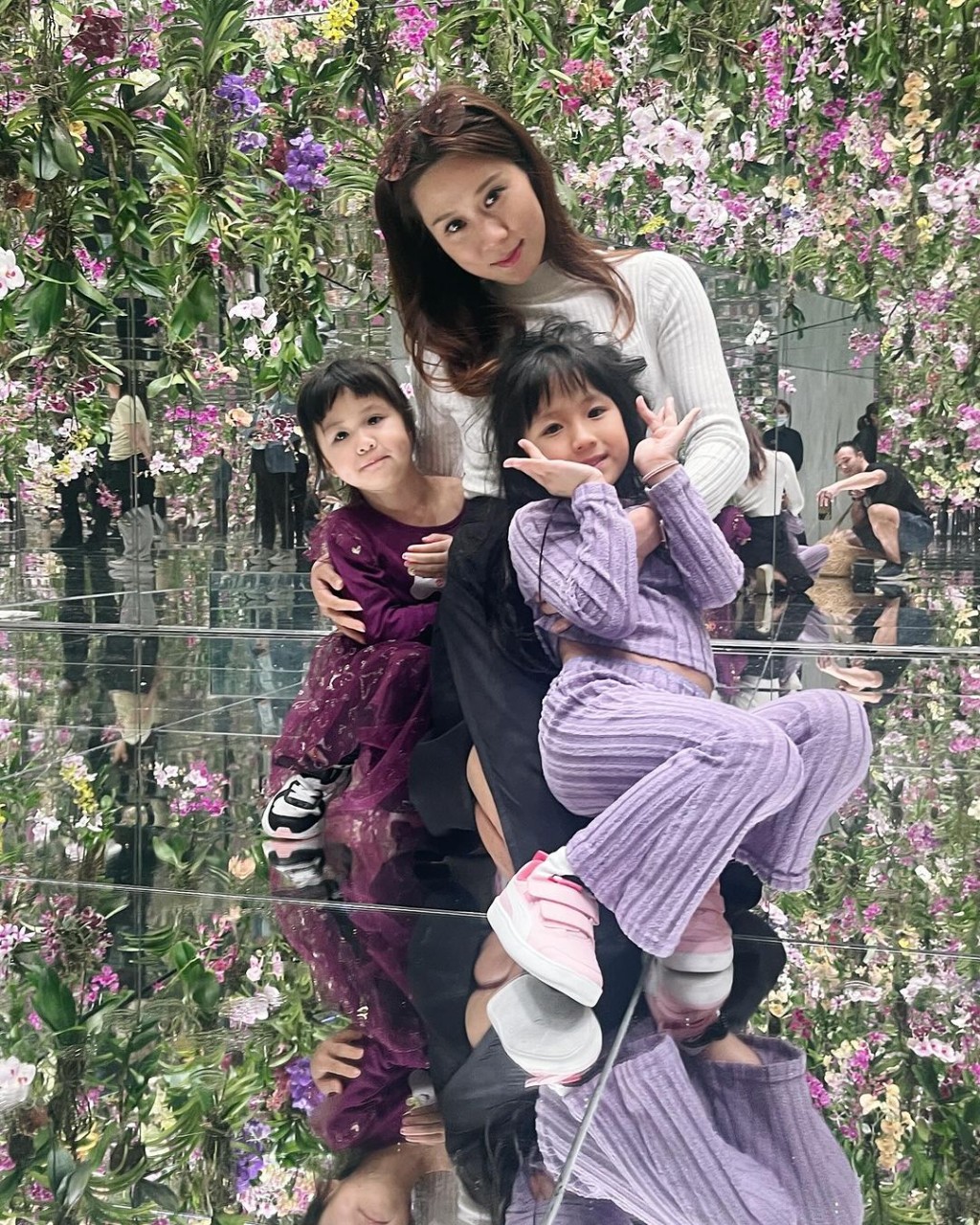 張嘉兒經常帶兩名女兒到處遊玩,並拍照留念。