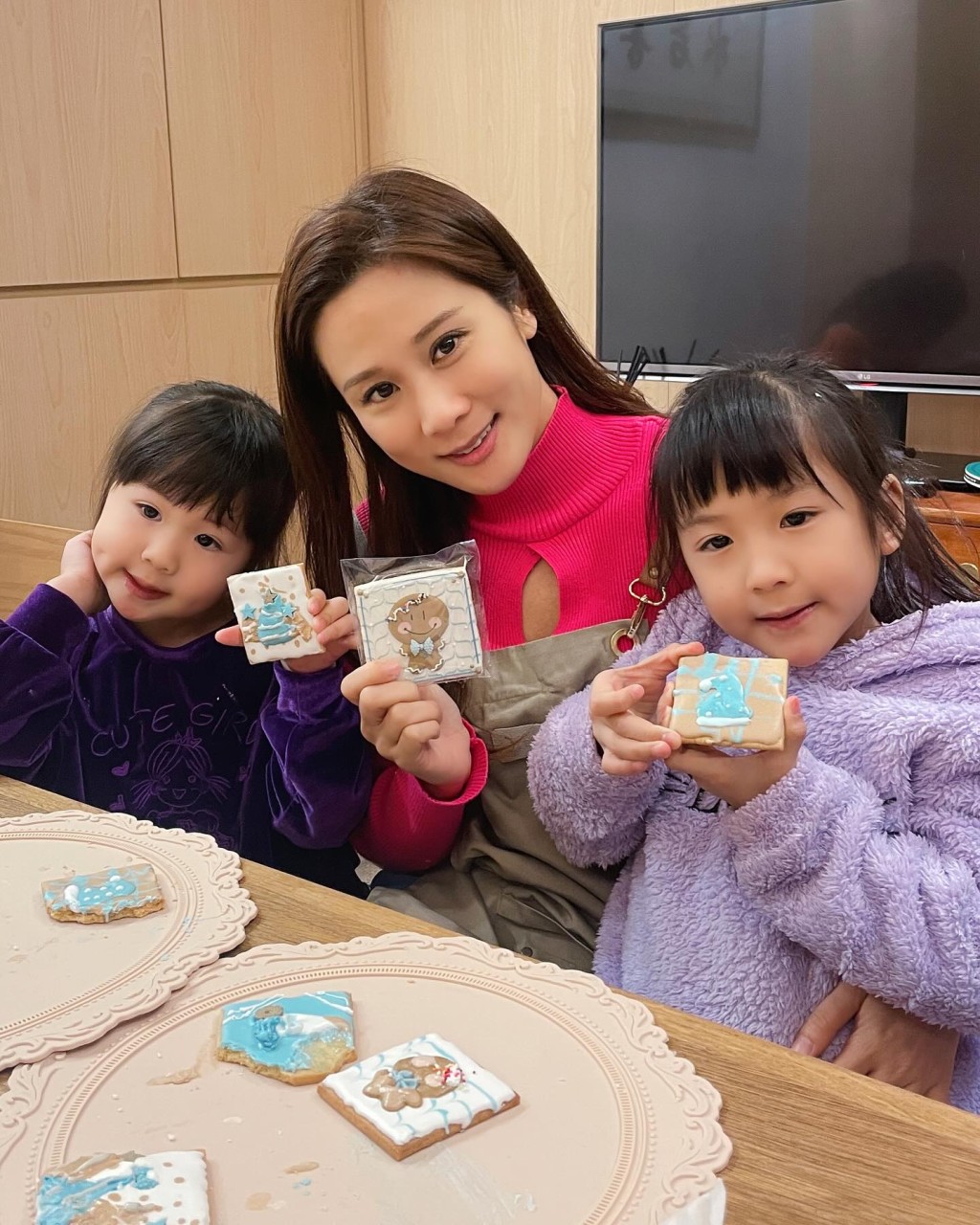 張嘉兒與兩名女兒展示製成品。