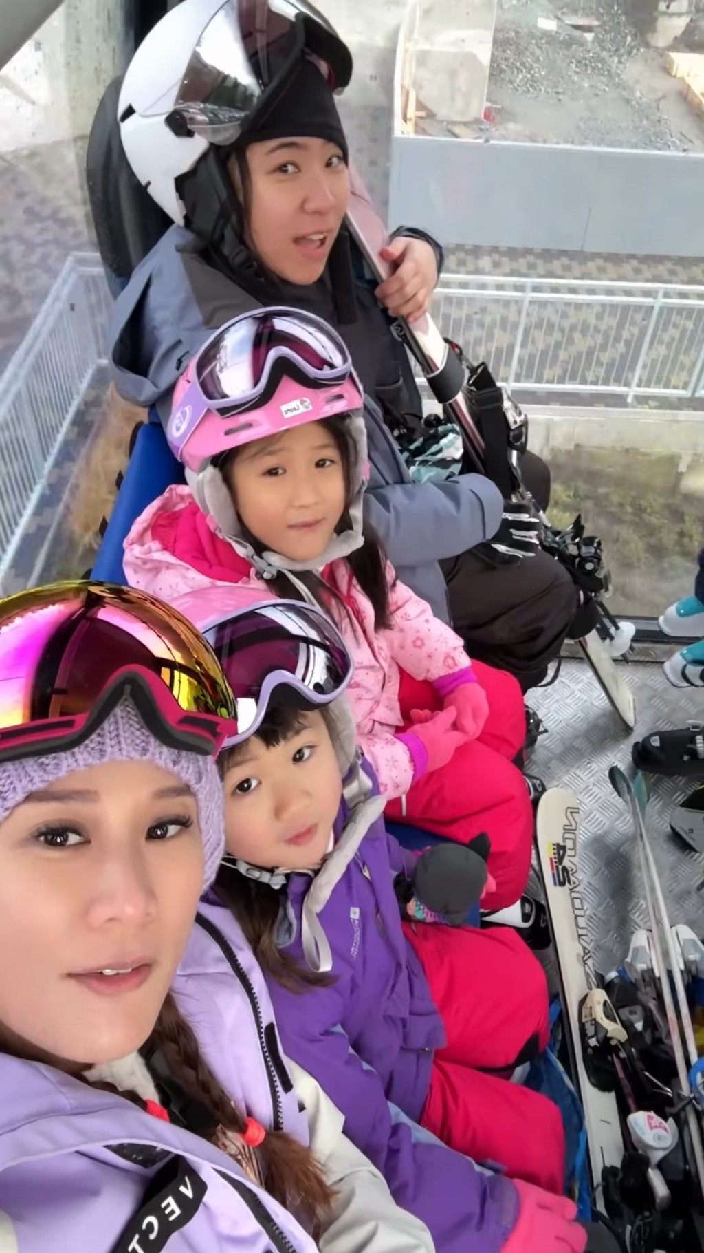 張嘉兒在IG發文,可見一家人去滑雪。