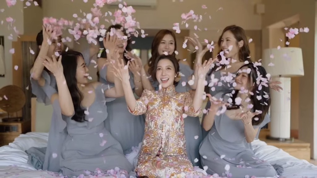 何依婷出嫁,姊妹團陣容包括好友陳詩欣、蔡嘉欣、張秀文及鍾晴等。