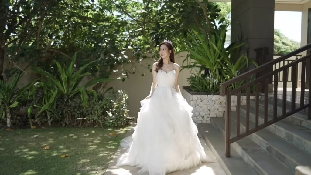 何依婷的多套白色低胸婚紗造型,均配戴了后冠頭飾。