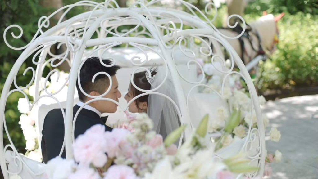 新郎Cedric為何依婷掀起頭紗,兩人其後乘坐馬車抵達教堂,場面浪漫。