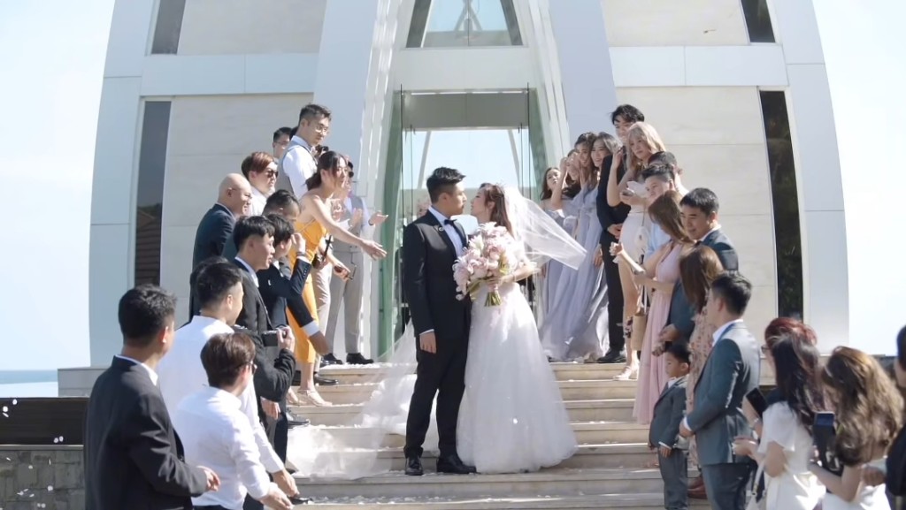 何依婷與丈夫在婚禮上甜蜜親吻多次。