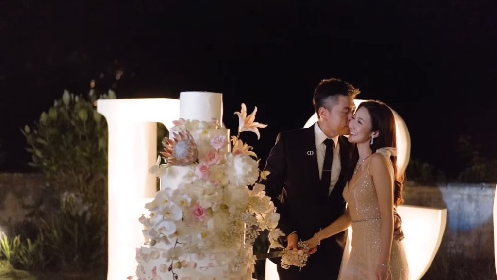 何依婷的婚禮從早上一直進行至夜晚。