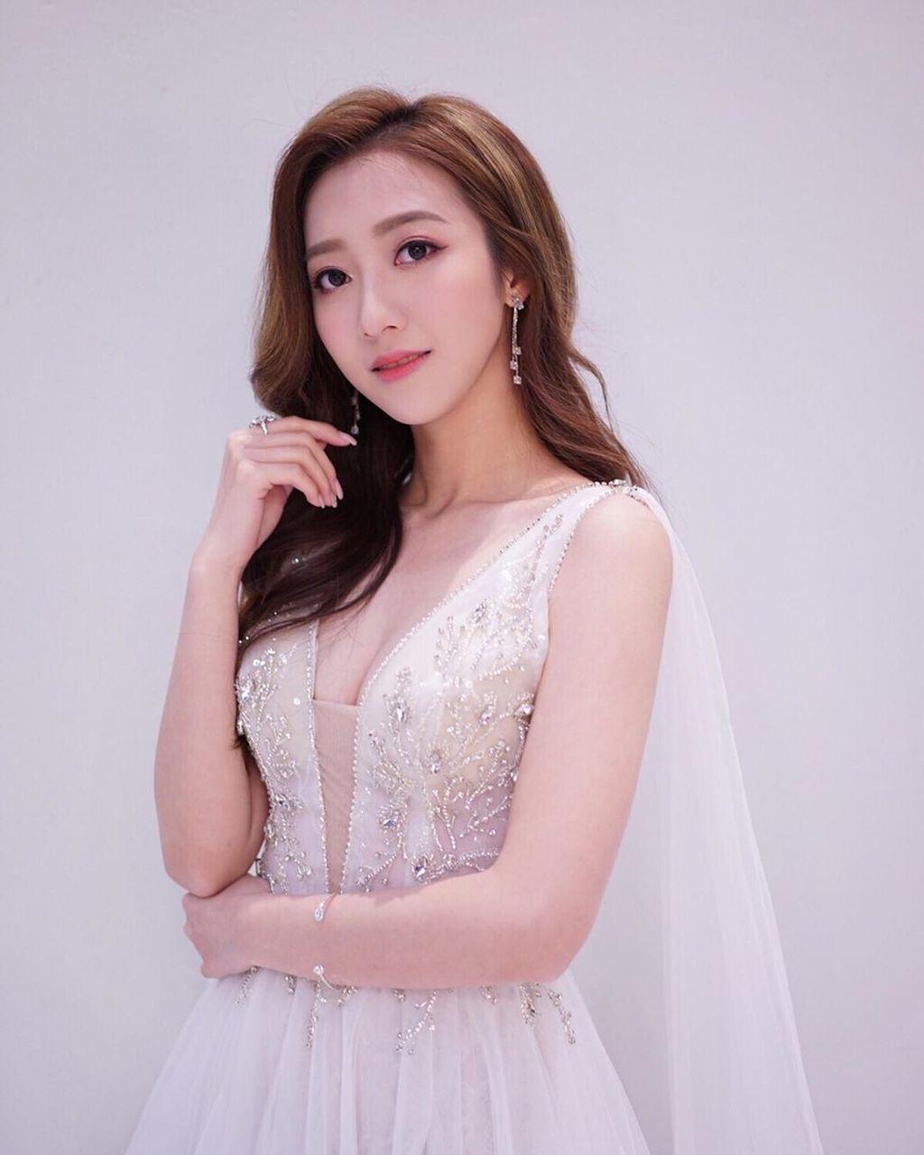 何依婷憑藉精緻樣貌與白滑肌膚,吸引不少網民關注。