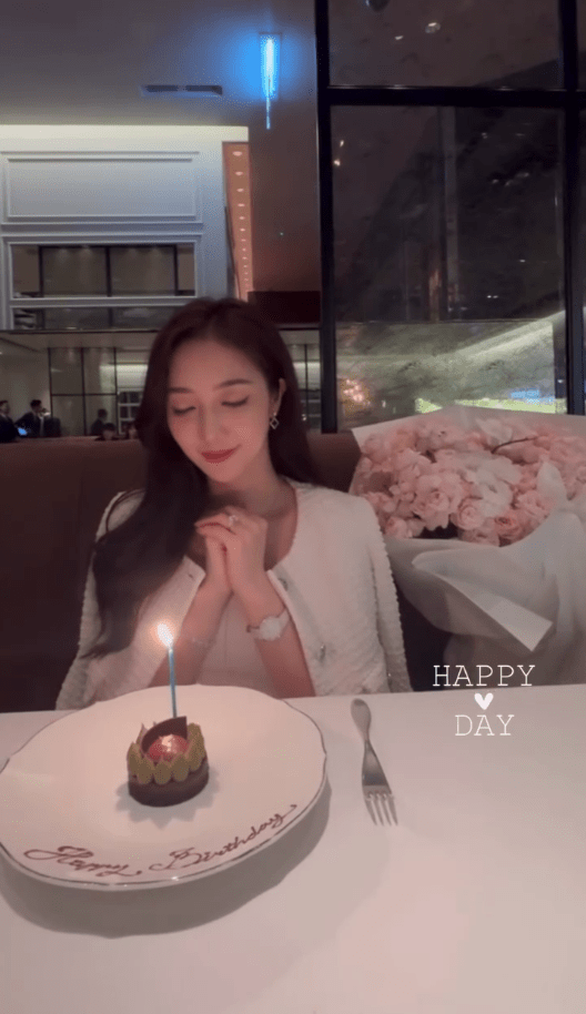 何依婷生日時誠心許願。