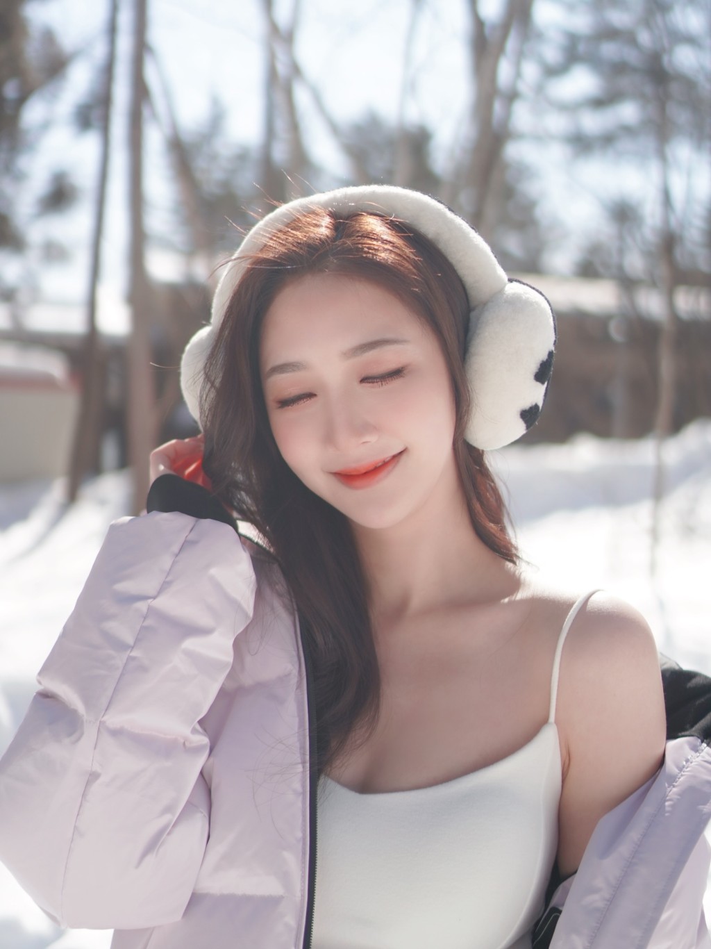 何依婷在日本滑雪慶祝生日,更穿上吊帶背心,大派福利照。