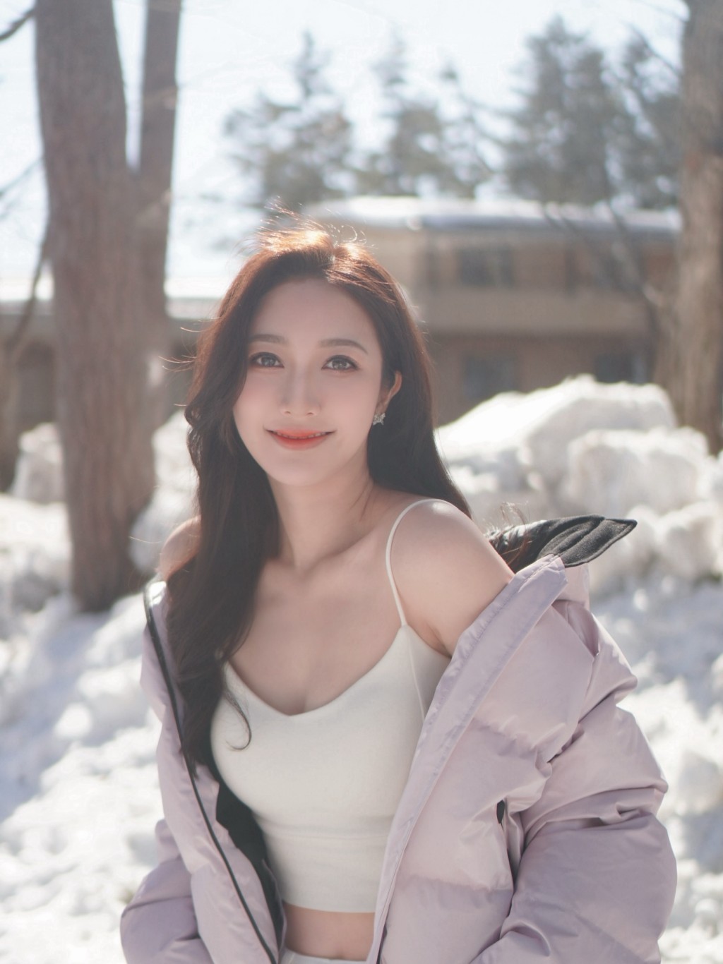 網民大讚何依婷皮膚白滑,肌膚勝雪。