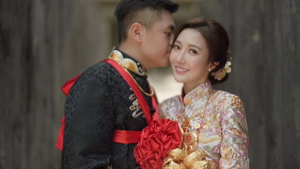 何依婷手上掛滿重量十足的龍鳳鈪。