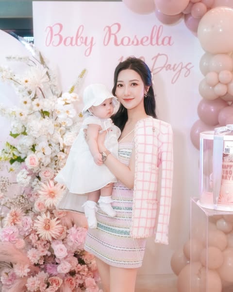 何依婷與女兒樣貌如同餅印。