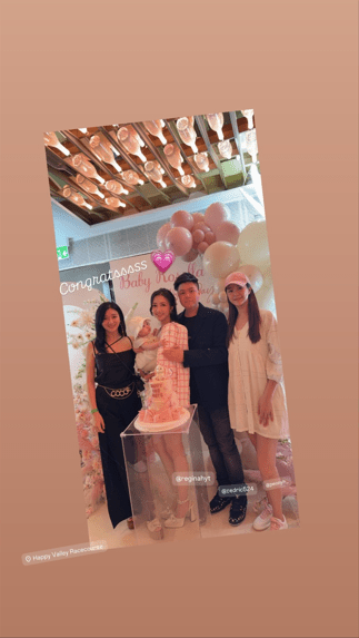 何依婷與女兒穿上粉紅色母女裝。