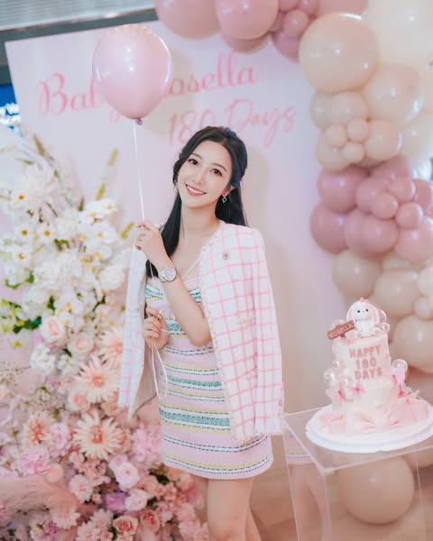何依婷有女萬事足,流露幸福笑容。