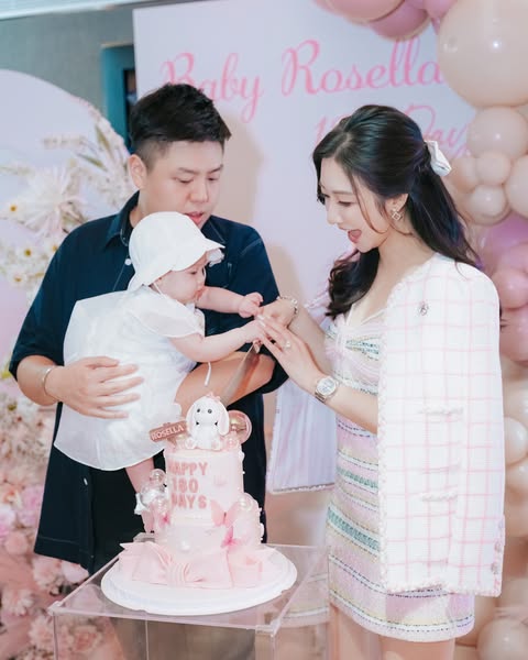 何依婷一家三口合照,畫面溫馨。