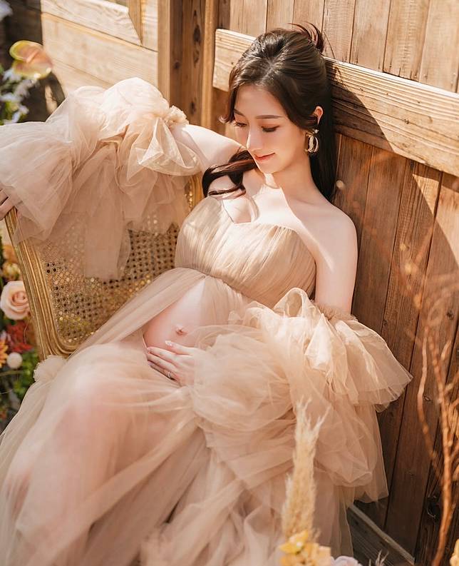 何依婷懷孕八個多月時,曾在IG分享多張孕照。