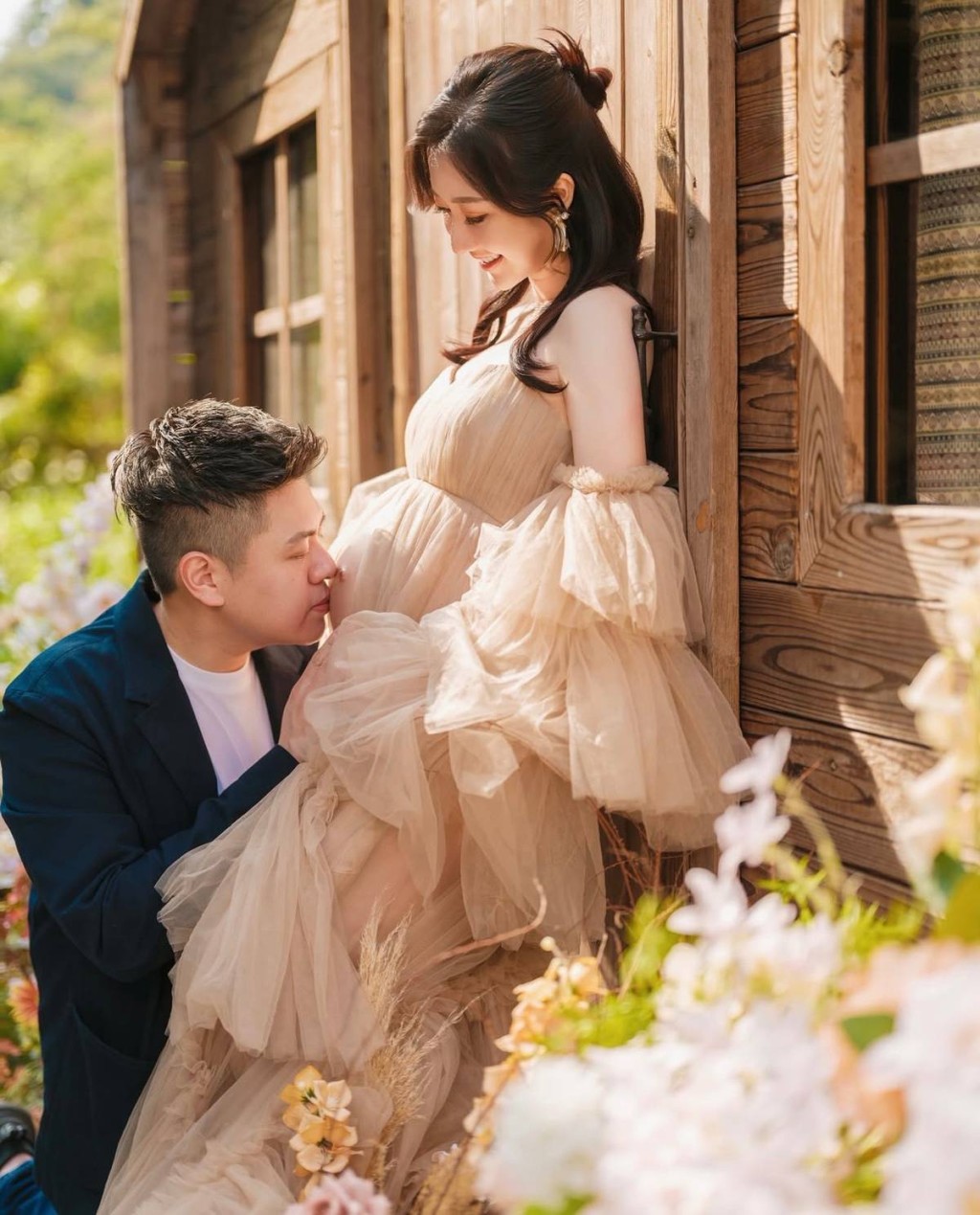 何依婷亦分享與老公的合照。