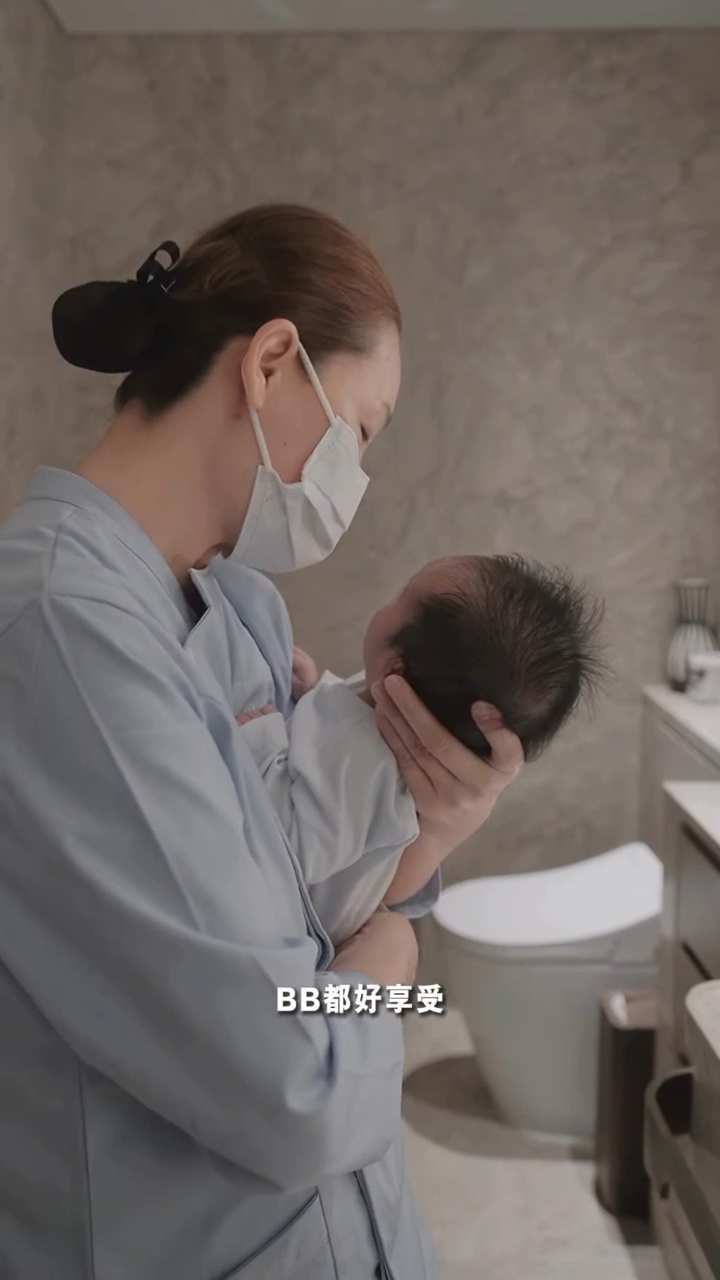 何依婷坐月期間,有專人24小時貼身照顧。