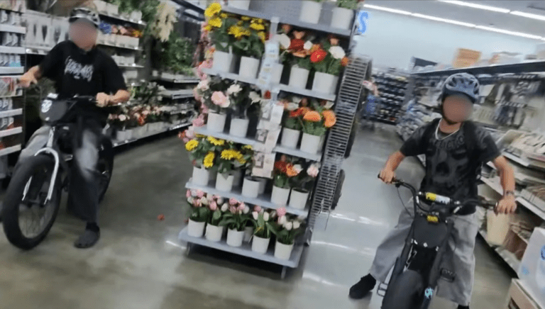 南加兩少年踩單車闖入Walmart搗亂 警方到場時已離開｜影片新聞