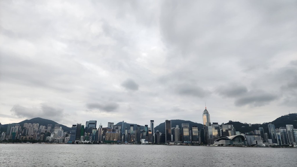 天文台：本港大致多雲有驟雨 日間短暫見陽光最高29度