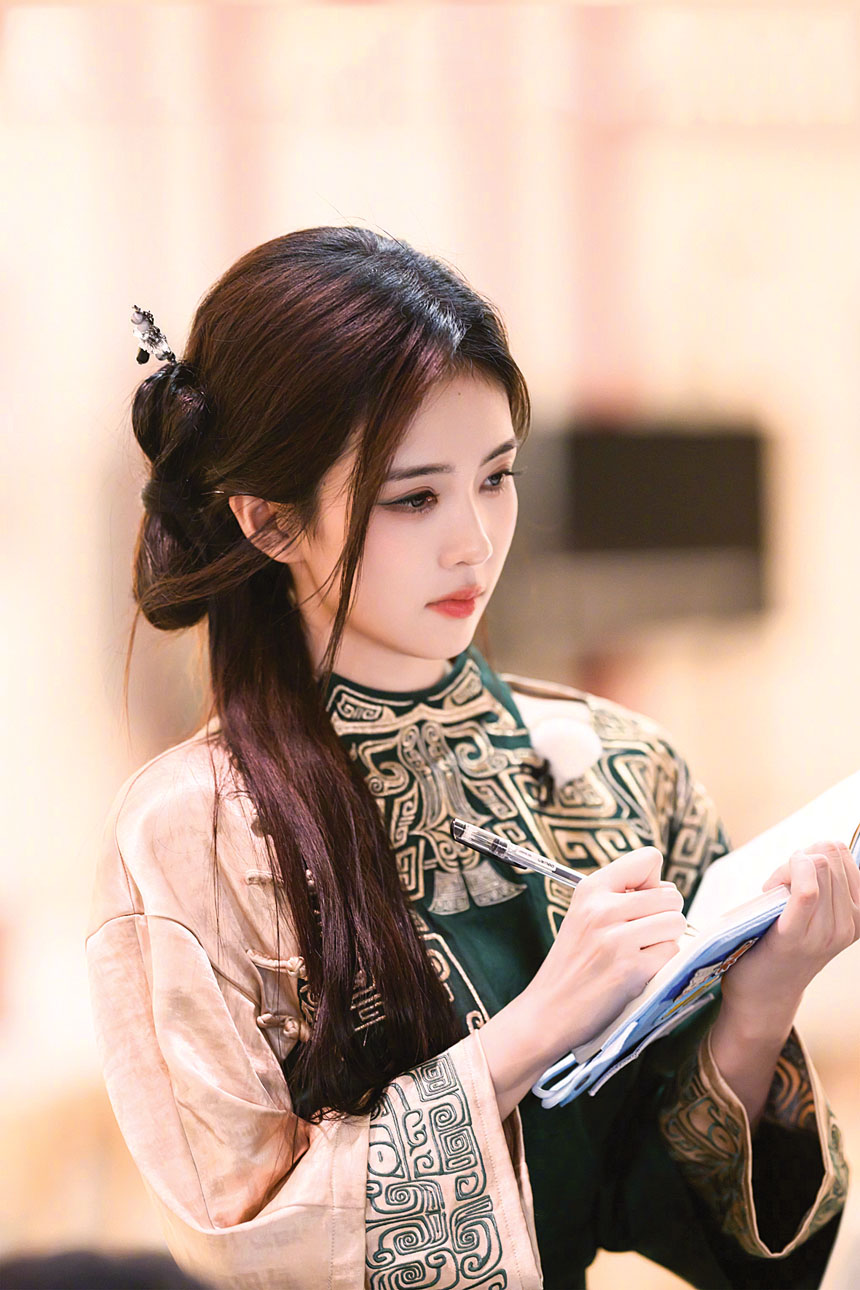 白鹿是《奔跑吧》常駐嘉賓,近來惹出許多非議。網上圖片