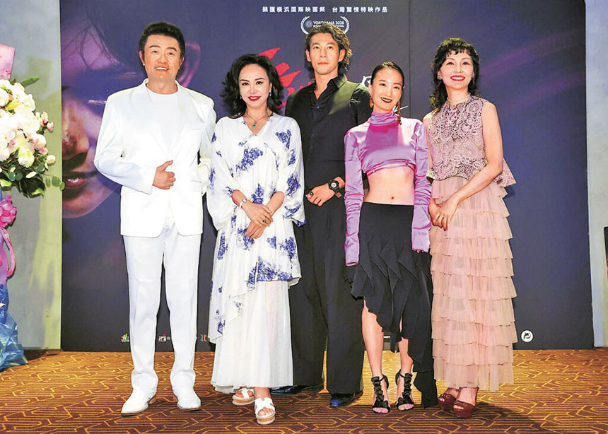 李(左起)、田麗、郭鑫、劉黛瑩、南果步出席電影《腎上腺母侵》首映會。網上圖片