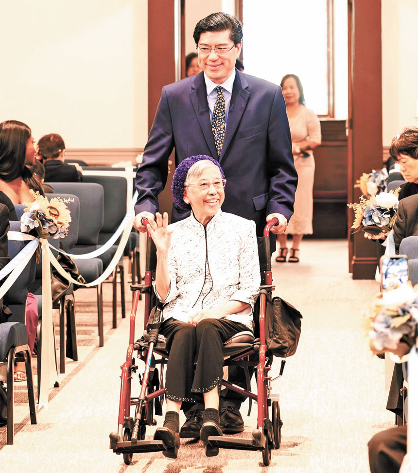 陳德基推坐在輪椅上的母親出席教會活動。 陳德基提供