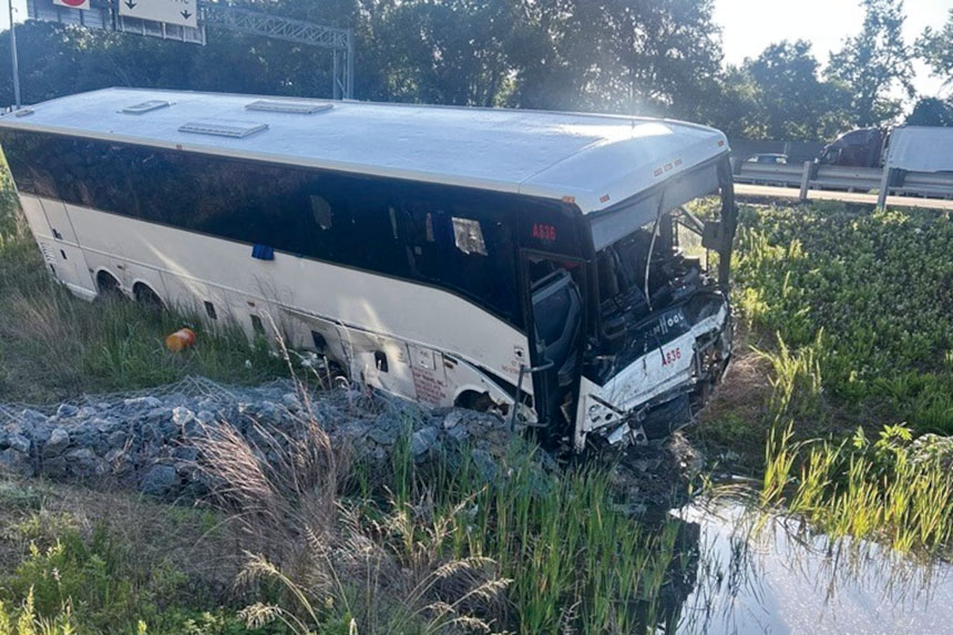 巴士車禍造成多人死傷。