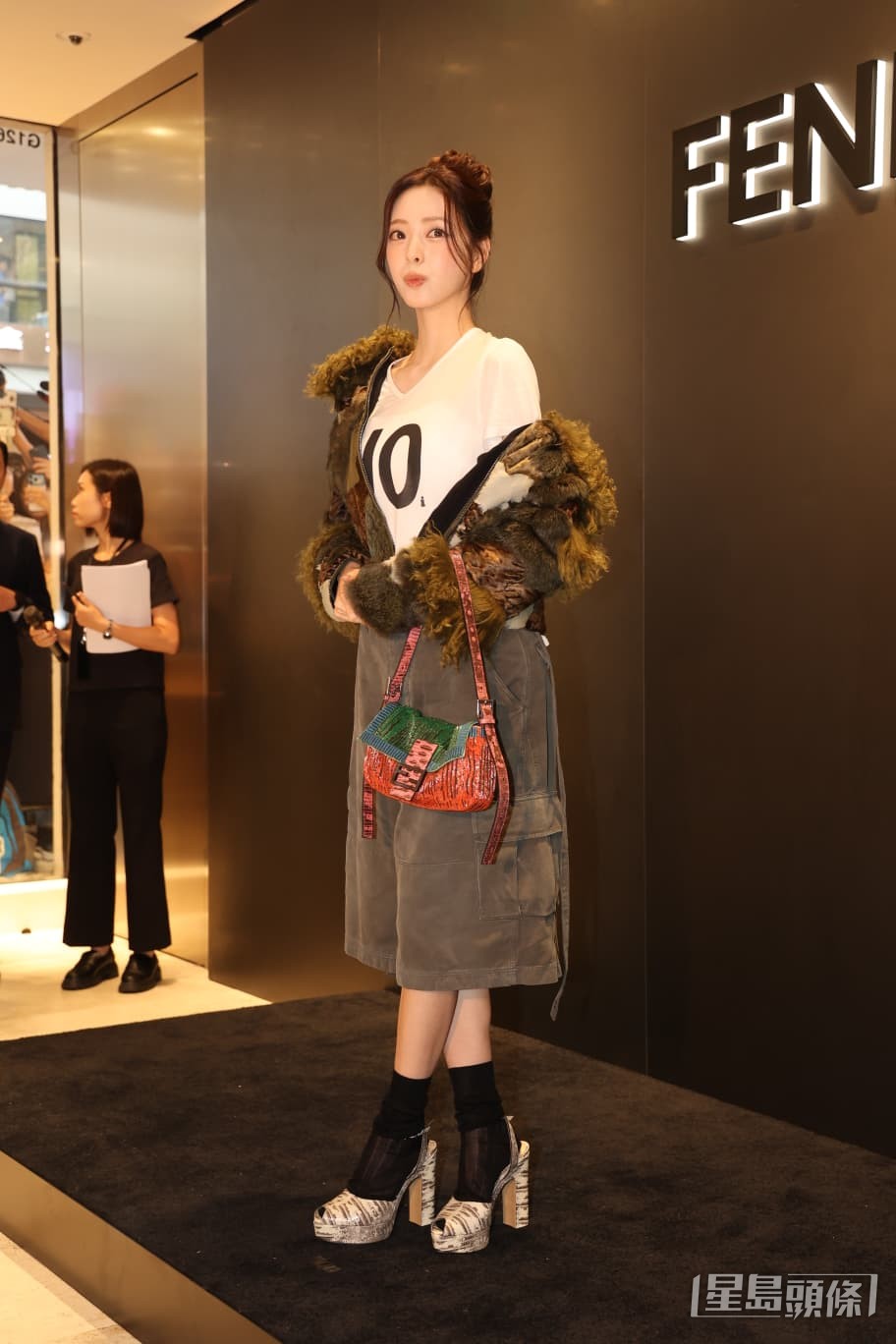 申有娜以品牌秋冬系列造型亮相。