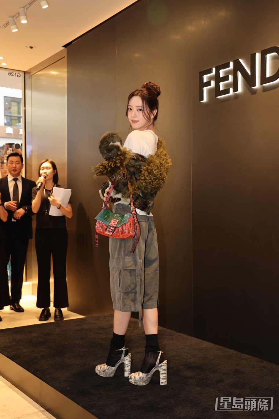 她於活動中盡顯個人魅力。