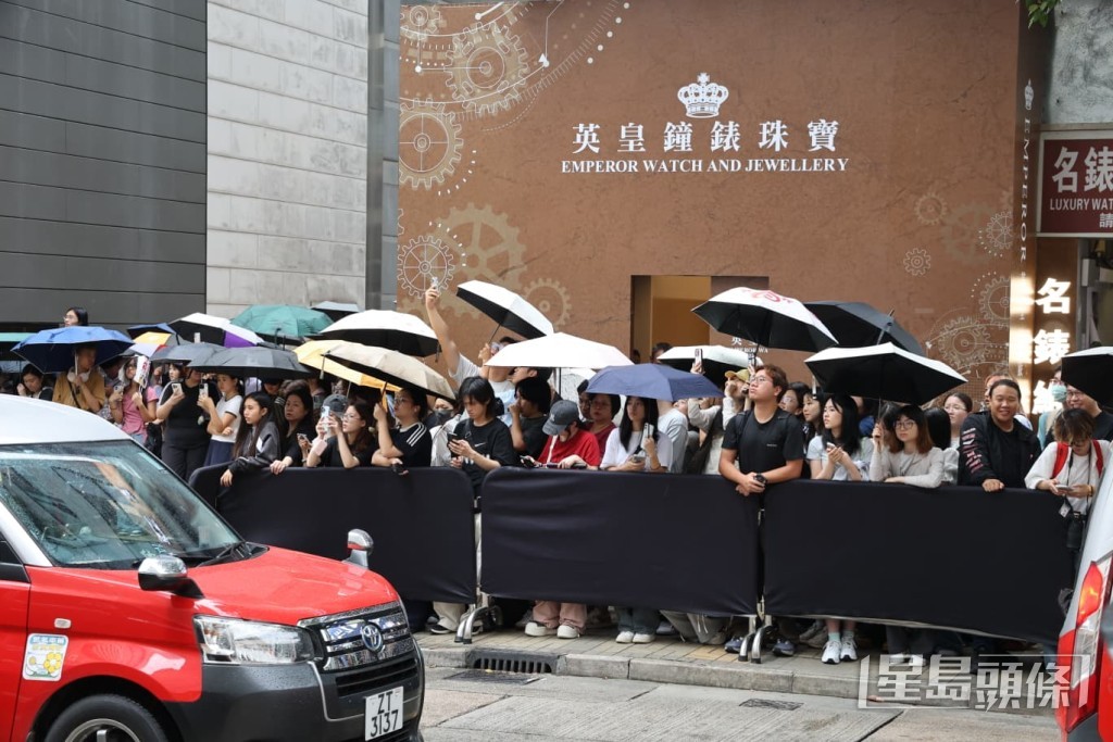 粉絲們即使下雨也到場支持。