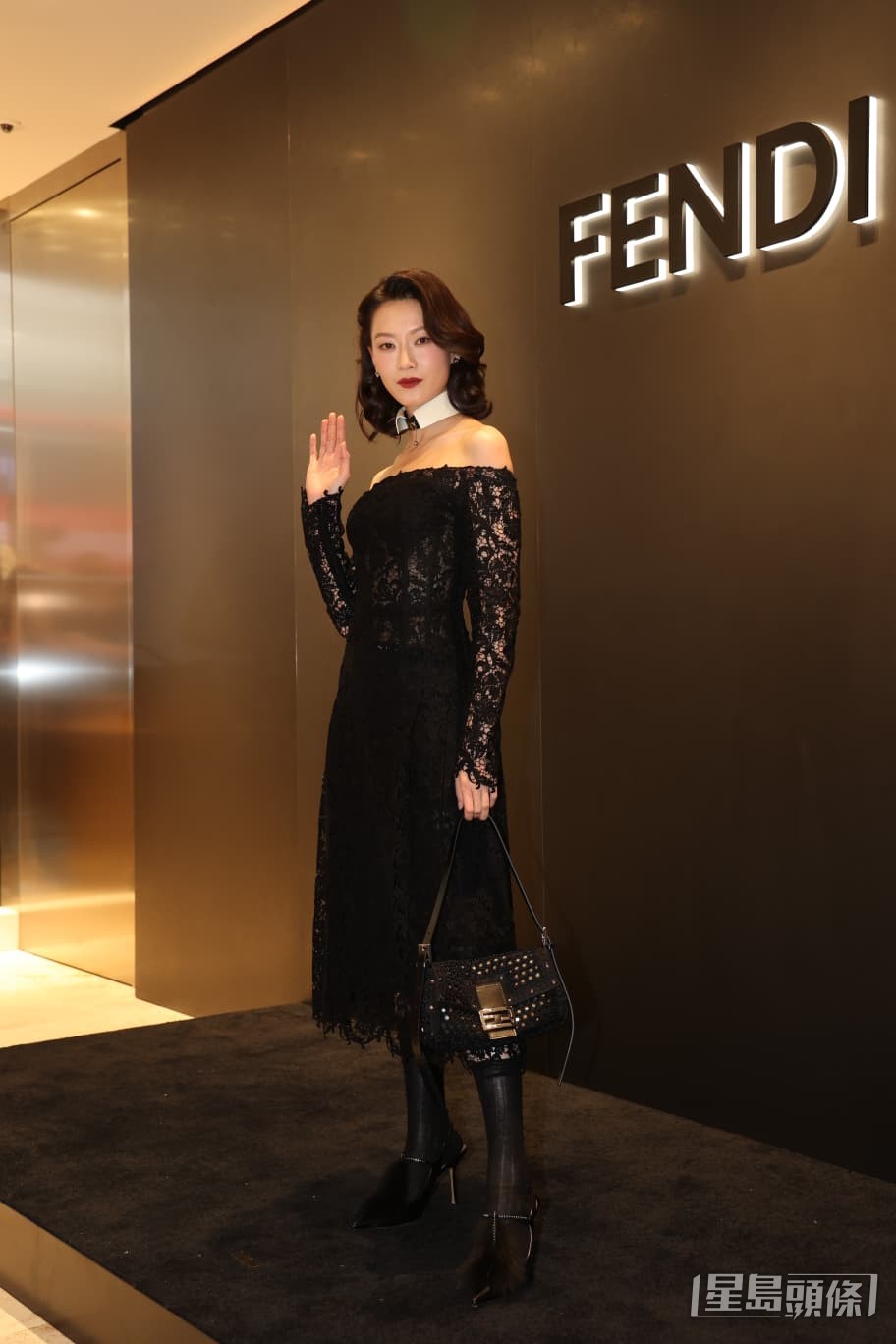 廖子妤以一身黑色喱士裙與紅唇造型亮相。