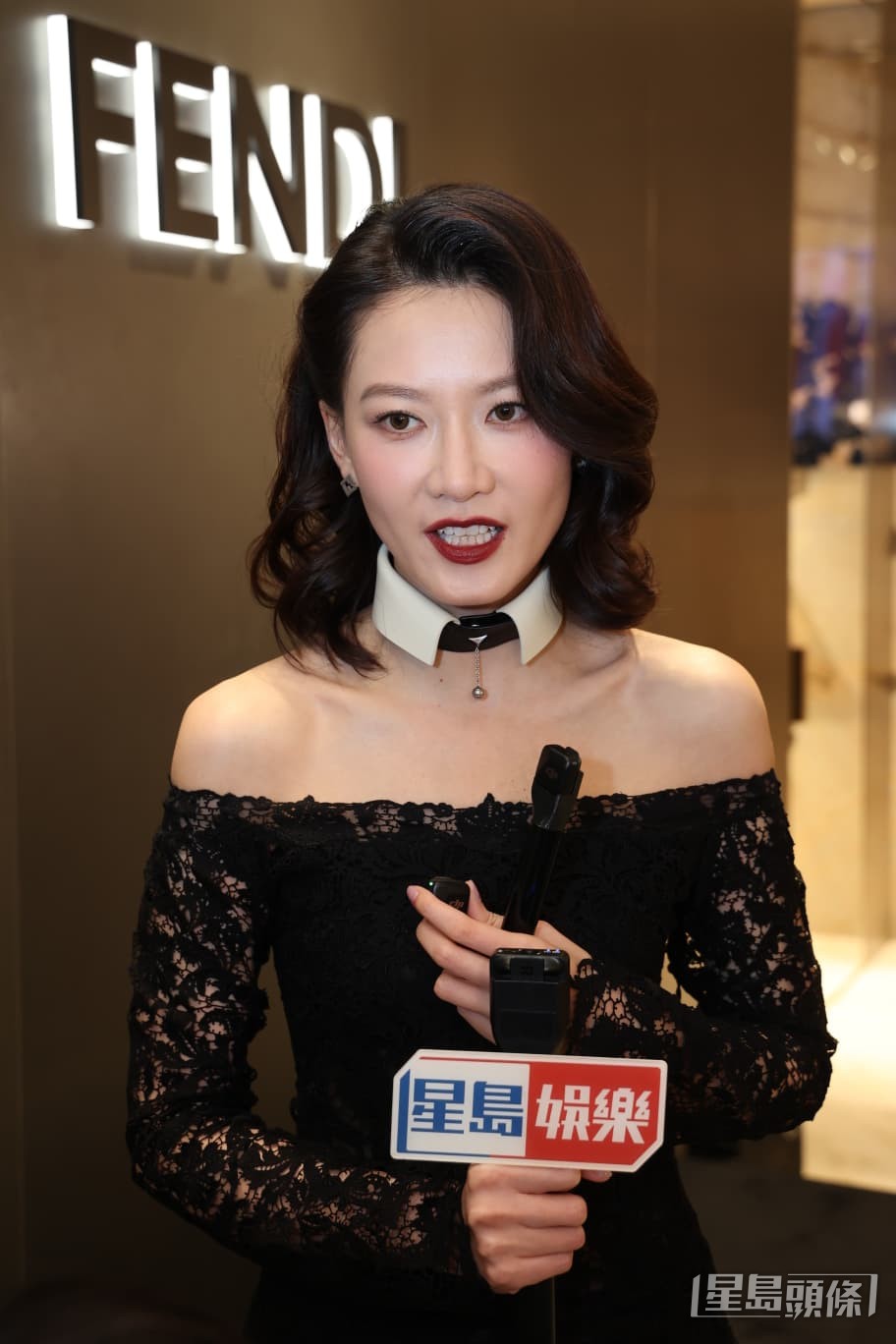 她的整體造型讓人聯想到《愛登士家庭》中的角色。