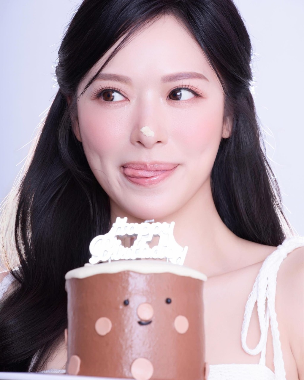 馮盈盈對著鏡頭鬼馬伸脷,表情可愛。