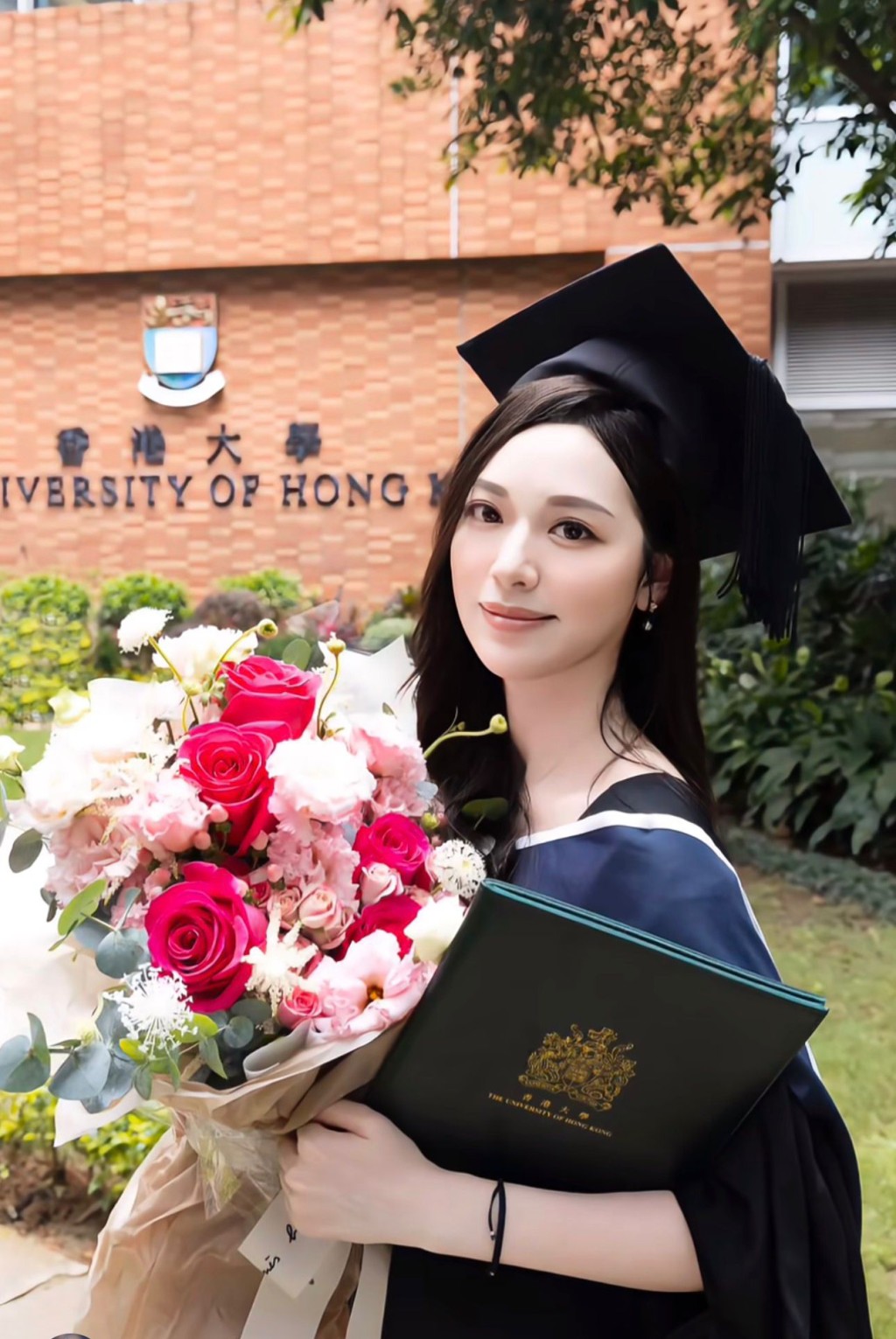 馮盈盈積極進修,早前於香港大學取得一級榮譽碩士學位。