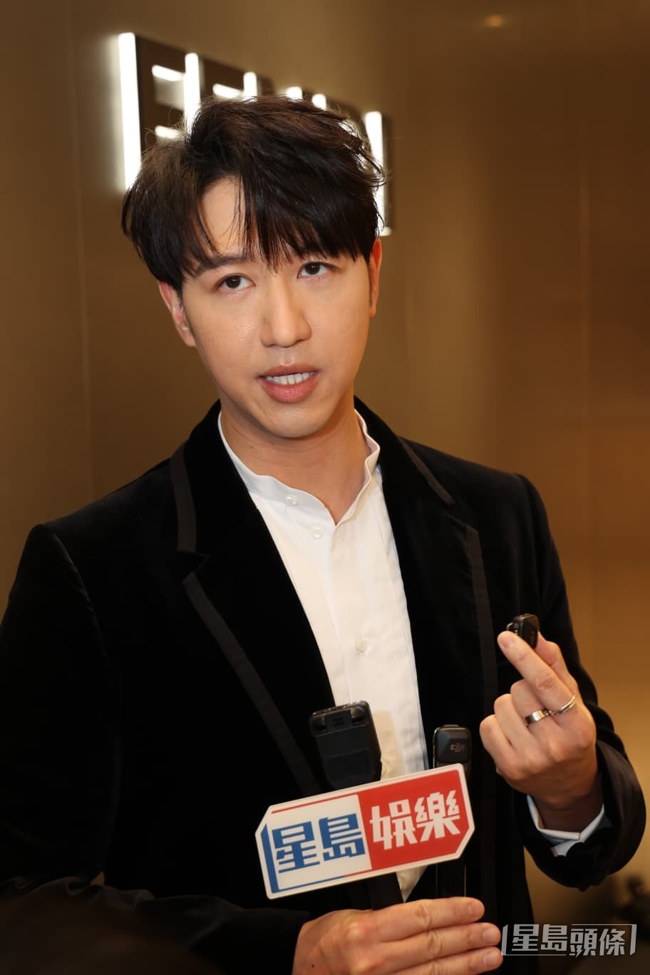 正依靠跑步和健身努力補救。