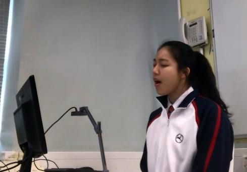 17歲的Feanna已展現出歌唱實力。