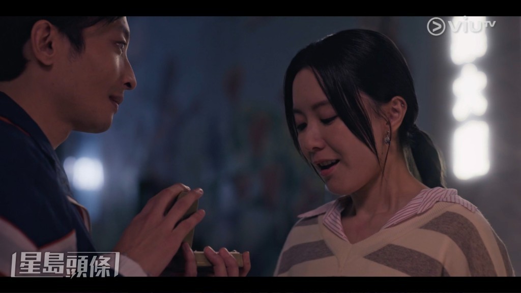 阿Dee送上耳環向女友表達心意,此舉成功觸動觀眾心弦。