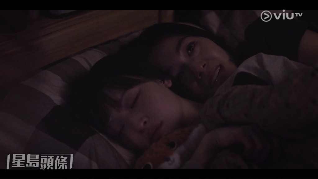 姊妹倆在分開前的最後一晚,相擁而眠。