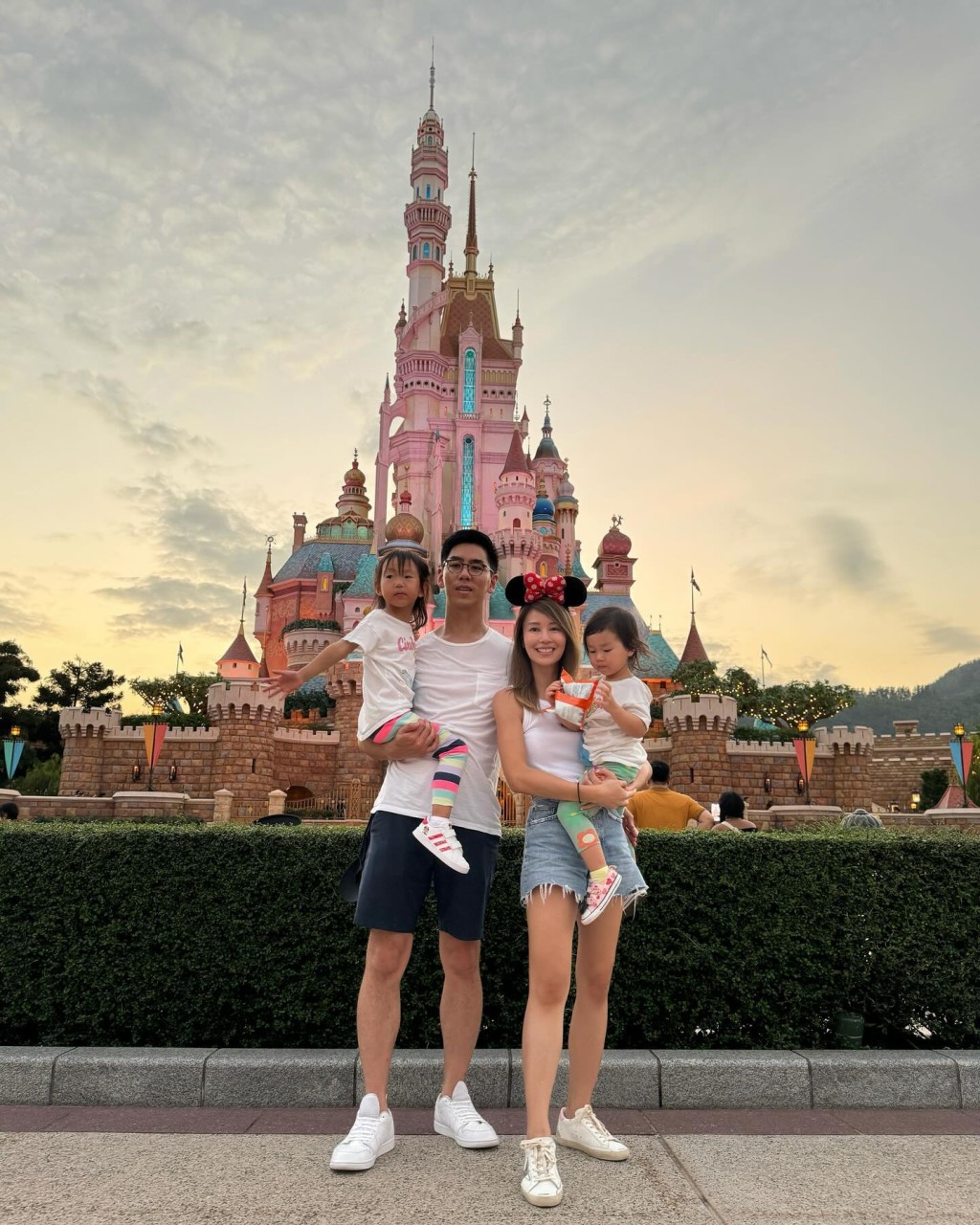 李雪瑩與丈夫Andrew育有兩名可愛女兒。