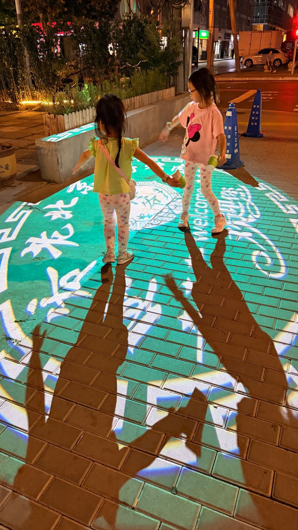 李雪瑩的兩個女兒非常活潑可愛。