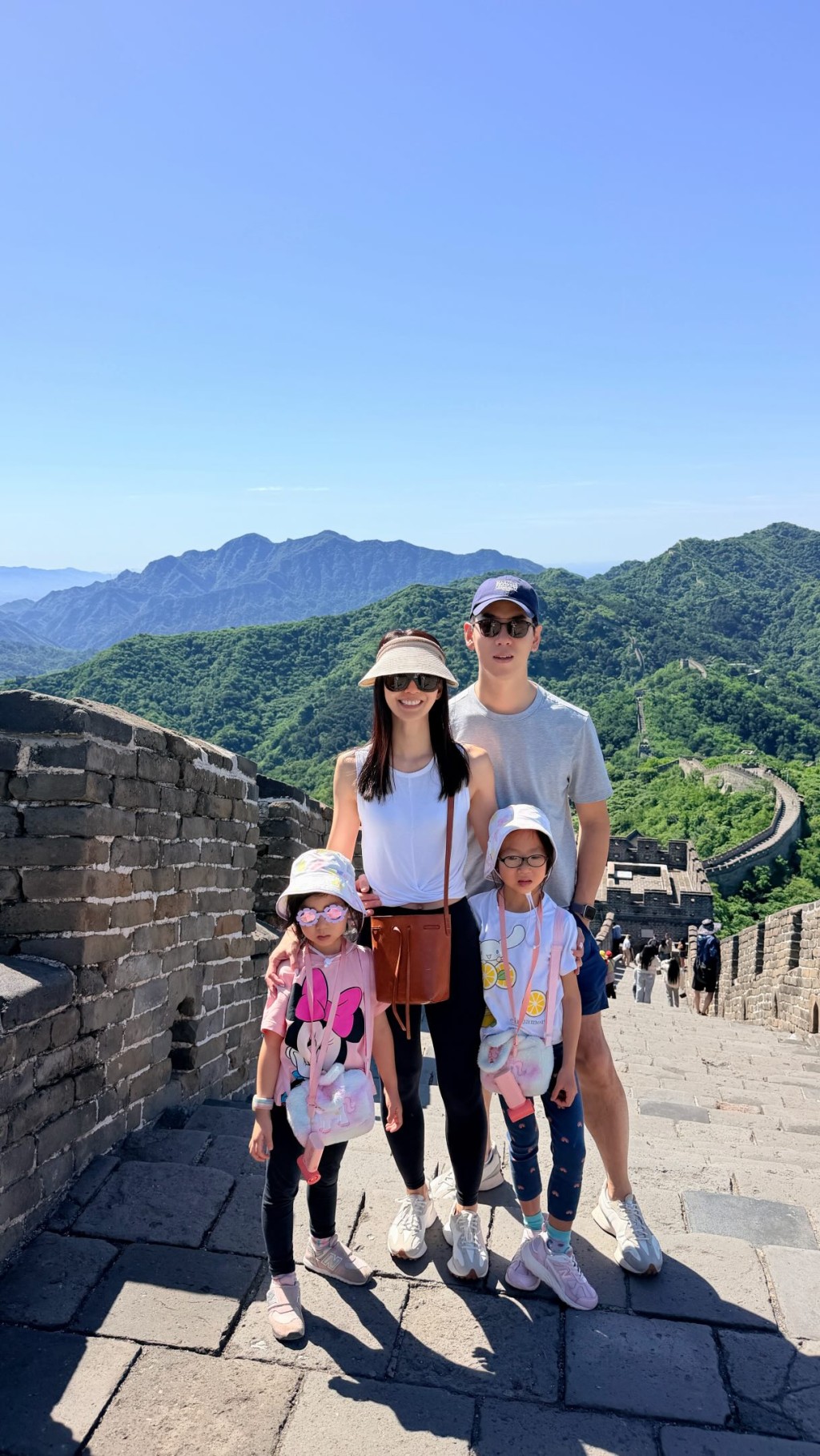 李雪瑩日前分享了一家四口同遊萬里長城的照片。