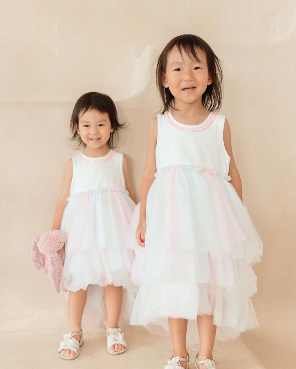 李雪瑩的兩個女兒穿上可愛的姊妹裝。