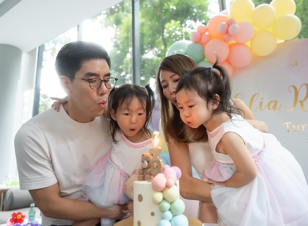 李雪瑩一家四口一同吹熄生日蠟燭。