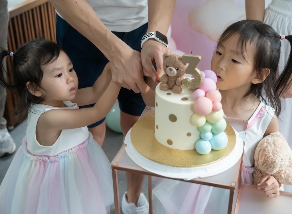 李雪瑩的兩個女兒一起動手裝飾蛋糕。